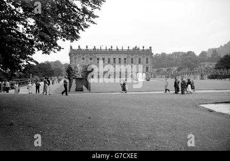A view of Chatsworth House, ancestral home of the Duke of Devonshire. It is set in extensive gardens, with lawns, cascades, fountains and woodlands in the Derwent Valley in Derbyshire. Stock Photo