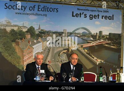 Conservative party leader Michael Howard sits with Neil Benson in front of a picture of Newcastle upon Tyne as he takes questions, from delegates at the Society of Editors conference, at the city's Copthorne Hotel. Stock Photo