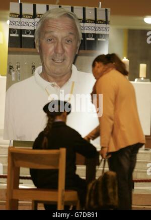 An unknown mother and child sign a book of condolence at Liverpool Roman Catholic Cathedral, following news of the murder of Liverpool-born Iraqi hostage, Ken Bigley. Stock Photo