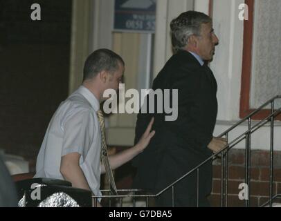 Foreign Secretary Jack Straw enters Ken Wigley's home in Walton, Liverpool, followed by Craig Bigley, one of Ken Bigley's brothers, after news of Mr Ken Bigley's murder as he was held hostage in Iraq. Stock Photo