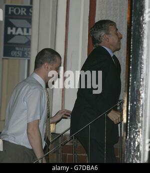 Foreign Secretary Jack Straw enters Ken Bigley's home followed by Craig Bigley, one of Ken Bigley's brothers, Walton, Liverpool. News of Mr Ken Bigley's murder as he was held hostage in Iraq. Stock Photo