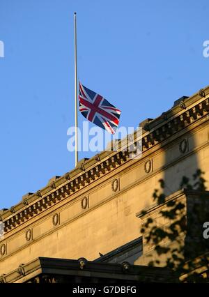 Ken Bigley Death - Flag at Half Mast - St Georges Hall, Liverpool Stock Photo