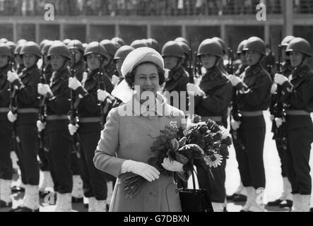 Queen Elizabeth II inspects the honour guard at the start of a four-day official visit. Stock Photo