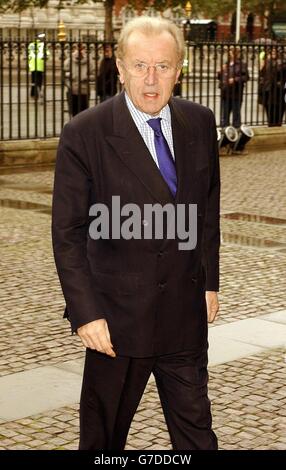 Sir David Frost arrives at Westminster Abbey in central London for the memorial of esteemed writer and BBC broadcaster Alistair Cooke, who died aged 95 in March this year. Cooke is best known for his Letter to America series broadcast on BBC Radio 4 which was the longest-running series in history to be presented by a single person. Stock Photo