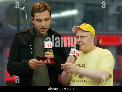 Comedians David Walliams (left) and Matt Lucas from the BBC comedy show Little Britain, during their guest appearance on MTV's TRL - Total Request Live - show at their new studios in Leicester Square, central London. Stock Photo