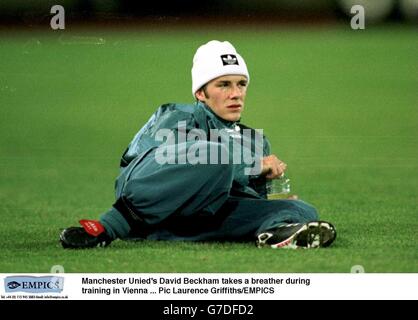 CHAMPIONS LEAGUE SOCCER - Manchester United Training in Vienna. Manchester United's David Beckham takes a breather during training in Vienna Stock Photo