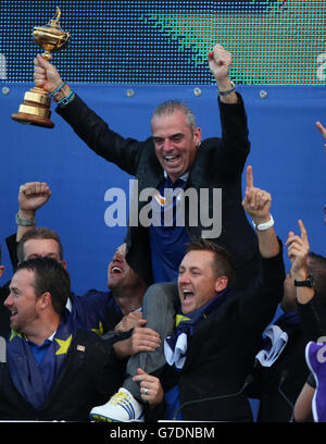 Golf - 40th Ryder Cup - Day Three - Gleneagles. European Captain Paul McGinley celebrates with the Ryder Cup Stock Photo