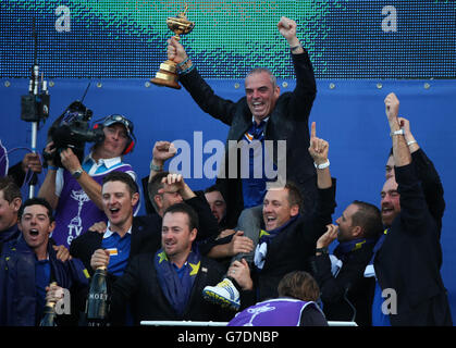 European Captain Paul McGinley celebrates with the Ryder Cup Stock Photo