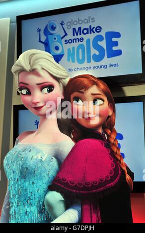 Frozen - Uma Aventura Congelante Signature Collection Elsa and Anna bonecas  - Princess Anna fotografia (38364371) - fanpop - Page 9