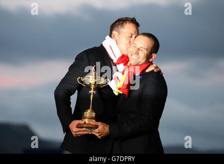 European player Ian Poulter kisses Sergio Garcia with the Ryder Cup after winning the 40th Ryder Cup at Gleneagles Golf Course, Perthshire. Stock Photo