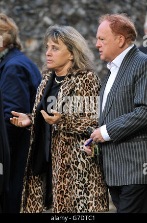 Suzi Quatro and Mike Batt arrive for the funeral of Lynsey de Paul in the South Chapel at Hendon Cemetery, north London. Stock Photo