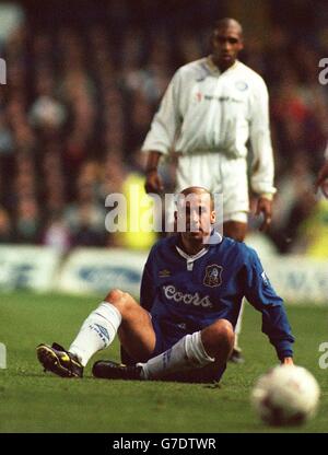 Soccer. Carling Premiership. Leeds United v Chelsea. Gianluca Vialli, Chelsea takes a rest Stock Photo