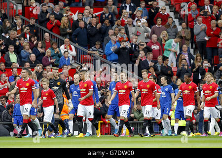 Soccer - Barclays Premier League - Manchester United v Everton - Old Trafford. Everton and Manchester United players walk onto the pitch prior to kick off Stock Photo