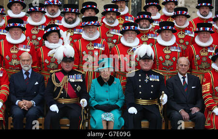 Queen Elizabeth II and The Duke of Edinburgh (right) with Prince Michael of Kent (left), Constable of the Tower, General The Lord Dannatt (centre left) and Lieutenant of the Tower, Lieutenant General Peter Pearson (centre right) during a visit to the Tower of London to view the installation Blood Swept Lands and Seas of Red, which marks the centenary of the outbreak of the First World War. Stock Photo