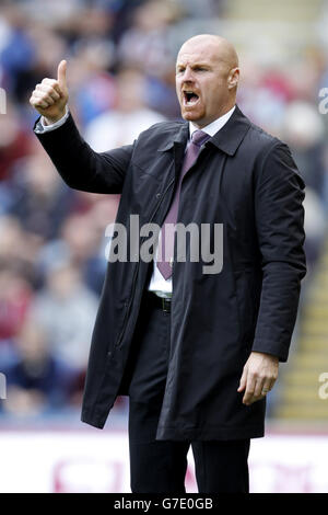 Soccer - Barclays Premier League - Burnley v Sunderland - Turf Moor. Burnley manager Sean Dyche gestures on the touchline Stock Photo
