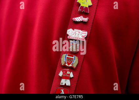 Arsenal pin badges during the Barclays Premier League match at the Emirates Stadium, London. PRESS ASSOCIATION Photo. Picture date: Saturday October 18, 2014. See PA story SOCCER Arsenal. Photo credit should read Adam Davy/PA Wire. . . Stock Photo