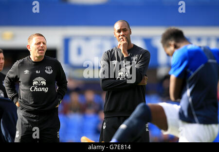 Everton assistant manager Graham Jones (left) and coach Dennis Lawrence (right) during the Barclays Premier League match at Goodison Park, Liverpool. PRESS ASSOCIATION Photo. Picture date: Saturday October 18, 2014. See PA story SOCCER Everton. Photo credit should read Peter Byrne/PA Wire. . . Stock Photo