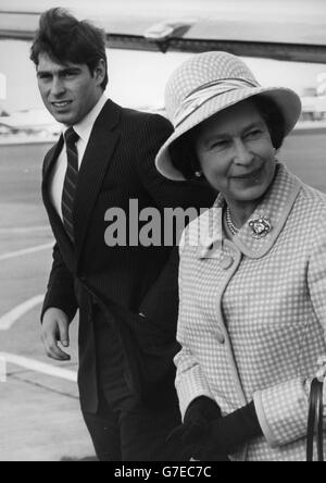 Prince Andrew and Queen Elizabeth II arrive at Heathrow Airport following their holiday at Balmoral. *Scan from print. Hi-res version available on request* Stock Photo