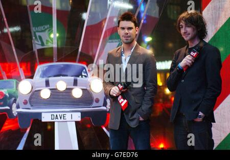 Presenters Dave Berry (left) and Alex Zane during MTV's TRL - Total Request Live - show at their new studios in Leicester Square, central London. Stock Photo