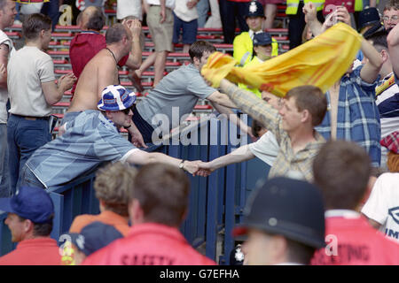 Scotland and England fans shake hands at the end of the Euro '96 clash at Wembley. England won the game 2-0. Stock Photo