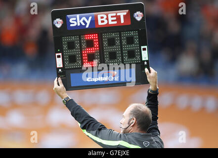 Soccer - Sky Bet Championship - Huddersfield Town v Blackpool - John Smith's Stadium. The referee's assistant signals a substitution Stock Photo