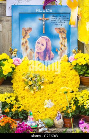 Tributes in memory of murdered teenager Alice Gross at Hanwell Clock Tower as traffic stopped and locals came out to pay their respects in Hanwell, west London, as her funeral cortege passed through with a police escort. Stock Photo