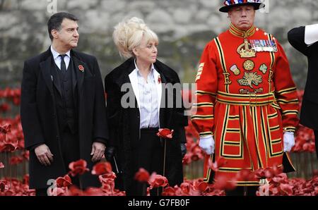 Barbara Windsor at the laying of the final poppy at the art installation 'Blood Swept Lands and Seas of Red' by artist Paul Cummins at the Tower of London. Stock Photo