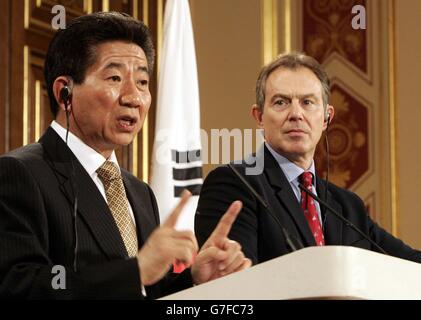 Republic of South Korea's President Roh Moo-Hyun (Left) gestures during a joint news conference in London. Stock Photo