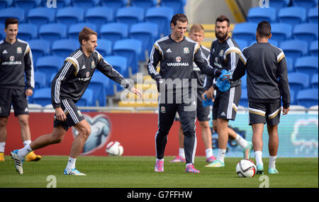 Wales' Gareth Bale (centre) during a training session at the Cardiff City Stadium, Cardiff. PRESS ASSOCIATION Photo. Picture date: Sunday October 12, 2014. See PA story SOCCER Wales. Photo credit should read: Andrew Matthews/PA Wire. Stock Photo