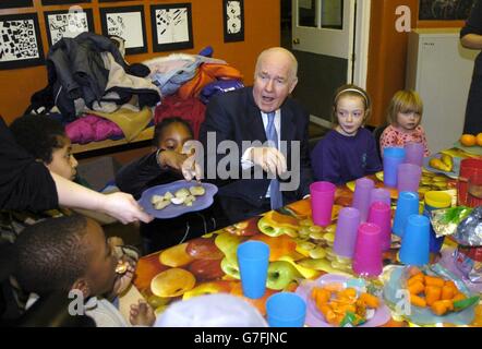 Health Secretary Dr John Reid visits a class of young pupils at a south London school where children receive items of fruit as part of the Department of Health Fruit Scheme. A Public Health White Paper announced today sets out a number of measures to encourage both adults and children to do more exercise and eat a more healthy diet. Stock Photo