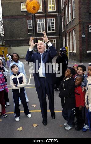 Health Secretary Dr John Reid visits a class of young pupils playing netball, at a south London school where children receive a daily ration of fruit as part of the Department of Health Fruit Scheme. A Public Health White Paper announced today sets out a number of measures to encourage both adults and children to do more exercise and eat a more healthy diet. Stock Photo