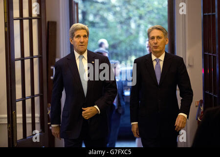 US Secretary of State John Kerry (left) arrives for a breakfast meeting with Foreign Secretary Philip Hammond (right) at 1 Carlton Gardens in London. Stock Photo