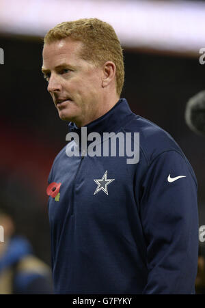 Dallas Cowboys head coach Jason Garrett passes for a drill during an ...