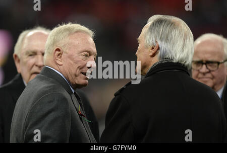 Gridiron - NFL International Series 2014 - Dallas Cowboys v Jacksonville Jaguars - Wembley Stadium. Dallas Cowboys owner Jerry Jones (left) Stock Photo