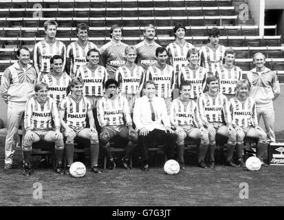 Sheffield Wednesday FC. Back row: (l-r) Lee Chapman, Paul Hart, Martin Hodge, Iain Hesford, Ian Knight and Mark Smith. Middle row: Peter Eustace, Gary Shelton, Melvyn Sterland, Sigurdur Jonsson, Lawrence Madden, Gary Megson, Nigel Worthington and Alan Smith. Front row: Colin Walker, Christopher Morris, Mark Chamberlain, Howard Wilkinson (manager), Anthony Gregory, Carl Shutt and Glynn Snodin. Stock Photo