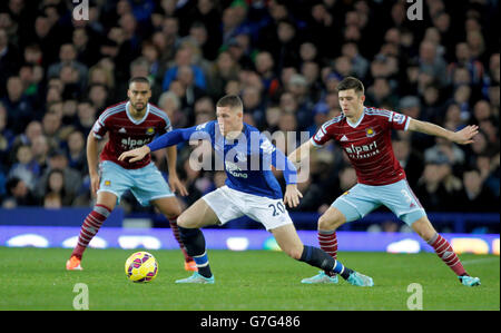 Soccer - Barclays Premier League - Everton v West Ham United - Goodison Park. Everton's Ross Barkley and West Ham United's Aaron Cresswell in action Stock Photo