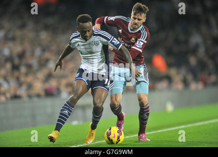 Soccer - Barclays Premier League - West Bromwich Albion v West Ham United - The Hawthorns. West Bromwich Albion's Saido Berahino (left) and West Ham United's Carl Jenkinson battle for the ball Stock Photo