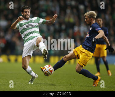 Celtic's Charlie Mulgrew and FC Salzburg's Kevin Kampl battle for the ball during the UEFA Europa League match at Celtic Park, Glasgow. Stock Photo