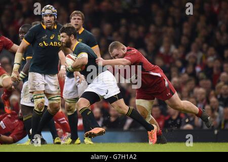 South Africa's Willie le Roux (left) is tackled by Wales' Samson Lee (right) during the Dove Men Series match at the Millennium Stadium, Cardiff. Stock Photo