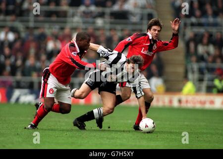 Newcastle United's David Ginola battles with Nottingham Forests Des Lyttle and David Phillips Stock Photo