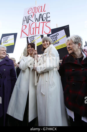 Gemma Arterton (centre right), Labour MP Gloria De Piero (centre left), with original Dagenham women strikers during a photocall with original Dagenham ladies outside the Houses of Parliament, London, to coincide with a Labour bid to force big firms to publish the difference in pay between male and female employees. Stock Photo