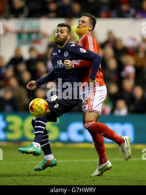 Leeds United's Mirco Antenucci (left) and Nottingham Forest's Danny Fox battle for the ball during the Sky Bet Championship match at the City Ground, Nottingham. Stock Photo