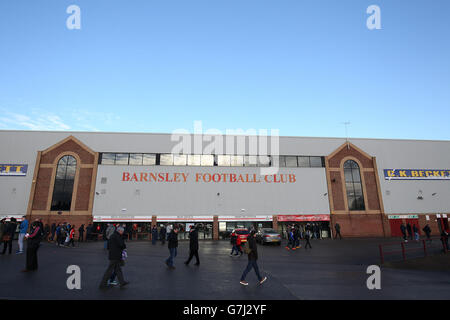 Soccer - FA Cup - Third Round - Barnsley v Middlesbrough - Oakwell. Fans arrive at Oakwell prior to kick off. Stock Photo