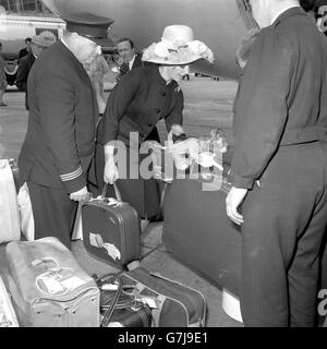 Marilyn (Mandy) Rice-Davies, 18-year-old witness in the Stephen Ward case, with her luggage at London Airport as she left for Palma, Majorca. Her flight was delayed, but when she eventually went to board the aircraft she was escorted by two airport policemen. Stock Photo