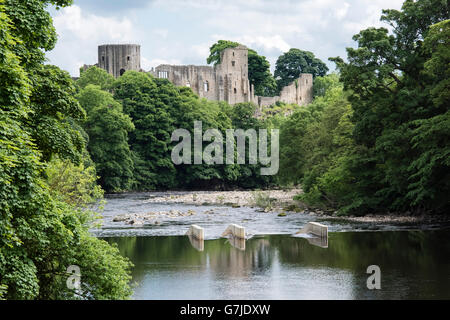 The 12th century castle built by Bernard de Balliol reflected in the River Tees, Barnard Castle, County Durham, England, UK Stock Photo