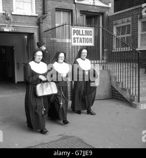 Nuns from the Convent of Notre Dame leave the Charlotte Sharman School in Southwark after voting in the General Election. Stock Photo