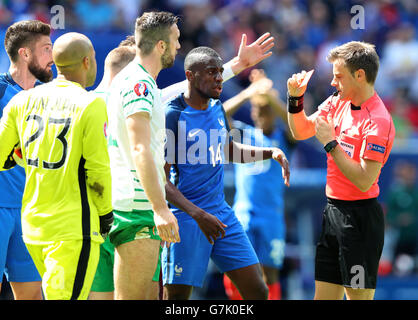 Referee Nicola Rizzoli (right) shows Republic of Ireland's Shane Duffy (third from left) a red card during the round of 16 match at the Stade de Lyon, Lyon. Stock Photo