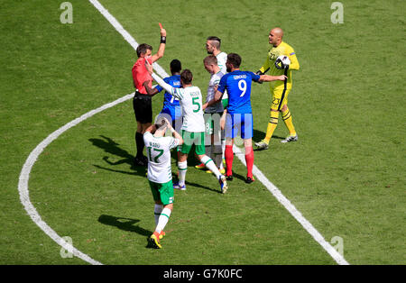 Referee Nicola Rizzoli shows the red card to Republic of Ireland's Shane Duffy during the round of 16 match at the Stade de Lyon, Lyon. Stock Photo