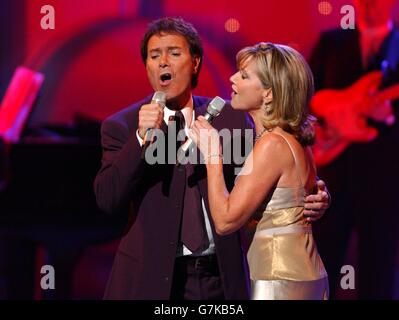 Royal Variety Performance - Coliseum. Singers Sir Cliff Richard and Olivia Newton John. Stock Photo