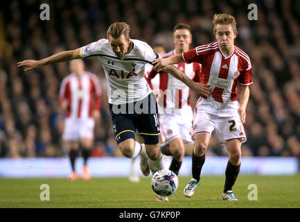Tottenham Hotspur's Harry Kane (left) and Sheffield United's Louis Reed battle for the ball during the Capital One Cup Semi Final, First Leg at White Hart Lane, London. Stock Photo